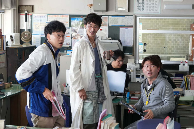 白岩瑠姫が久間田琳加の頬に触れる　「夜が明けたら、いちばんに君に会いにいく」場面写真