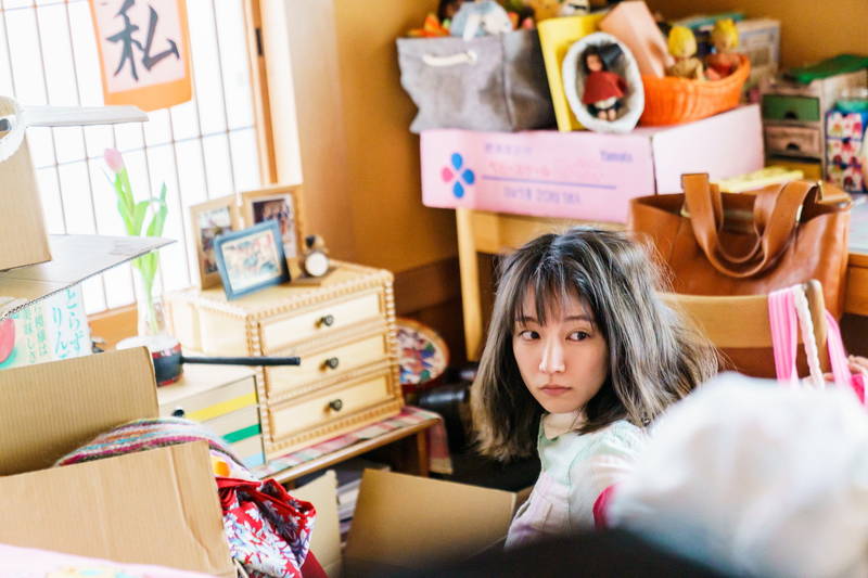 ボサボサ髪の吉岡里帆、サングラス＆ジャージの怪しい満島真之介　映画「ゾッキ」個性あふれる場面写真