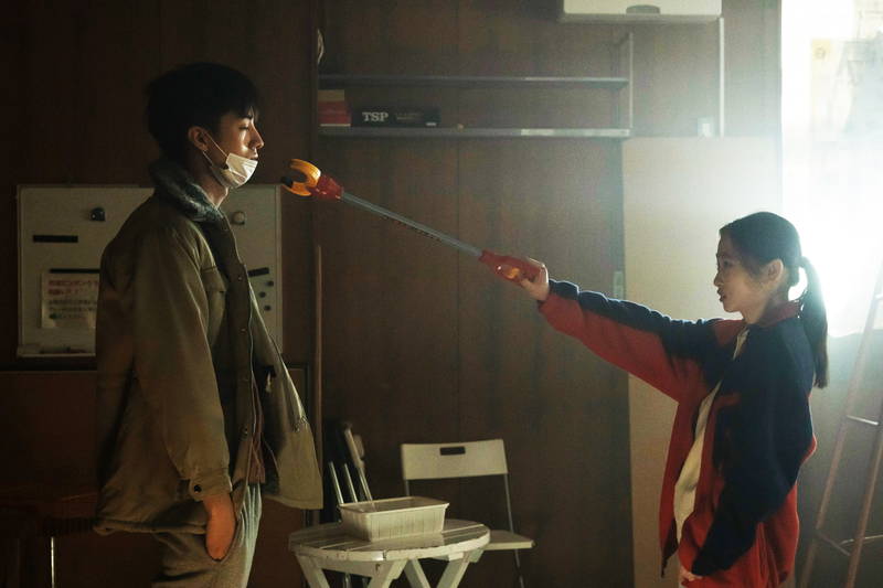 指名手配犯の張り紙ずらり　前に立つ不穏な空気の佐藤二朗　異様さ漂うティザービジュアル　「さがす」