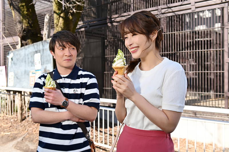 広瀬アリスがウエディングドレス姿　肖像画の前で貫禄たっぷりの笑福亭鶴瓶も　映画「七人の秘書」場面写真