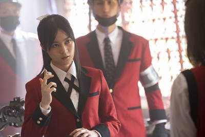 森川葵の手を握る佐野勇斗　ドラマ「賭ケグルイ双」新場面写真公開