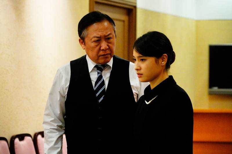 土屋太鳳が握るおにぎりの具は5円玉　「おいしかった」と言う夫の連れ子　「哀愁しんでれら」本編映像