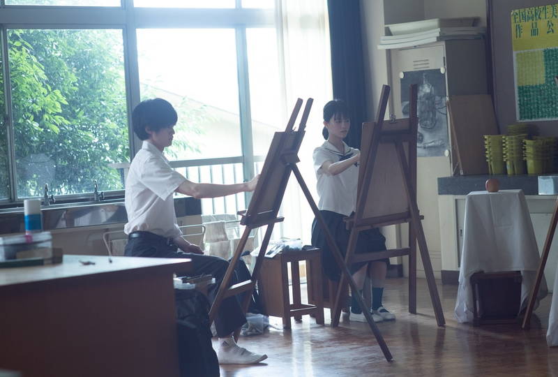 志田彩良、家族や同級生との関係の変化に心を揺らす女子高生姿　「かそけきサンカヨウ」場面写真