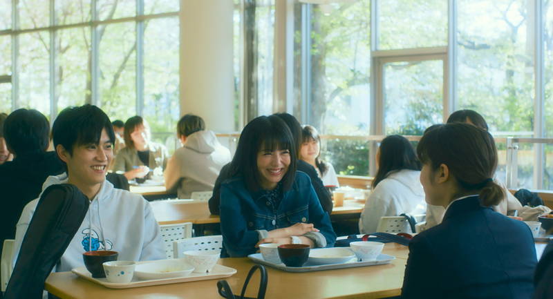 岸井ゆきの＆浜辺美波　おそろいの麦わら帽子で笑顔　「やがて海へと届く」場面写真