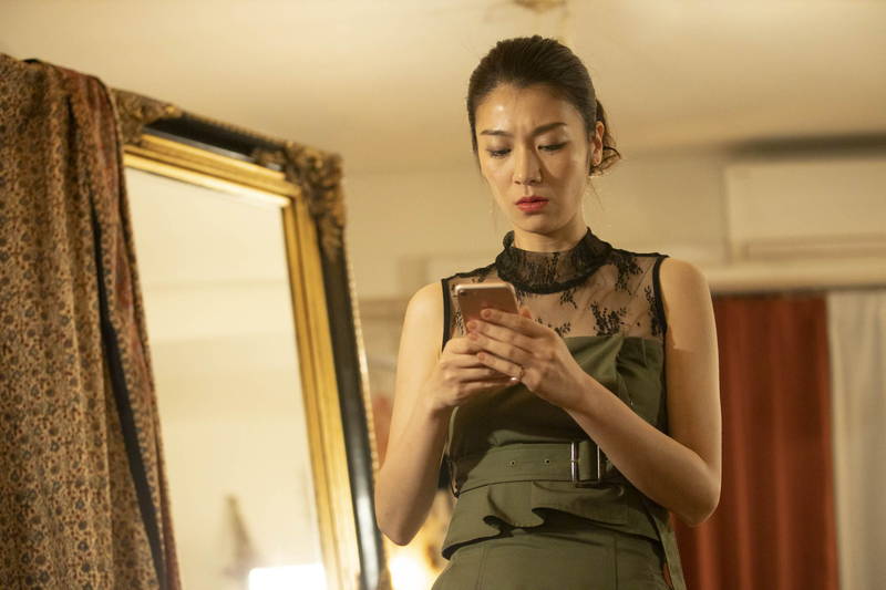 瀧内公美の笑顔、隠し事、ラフな服装　神尾楓珠と関係持つ女性演じる　映画「裏アカ」新場面写真