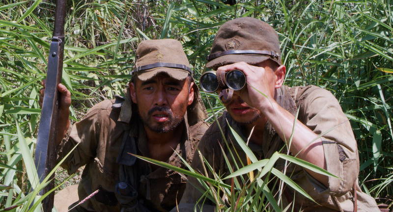 津田寛治が見せる、最後の仲間を亡くした小野田の虚無を宿らせた瞳　「ONODA 一万夜を越えて」予告編