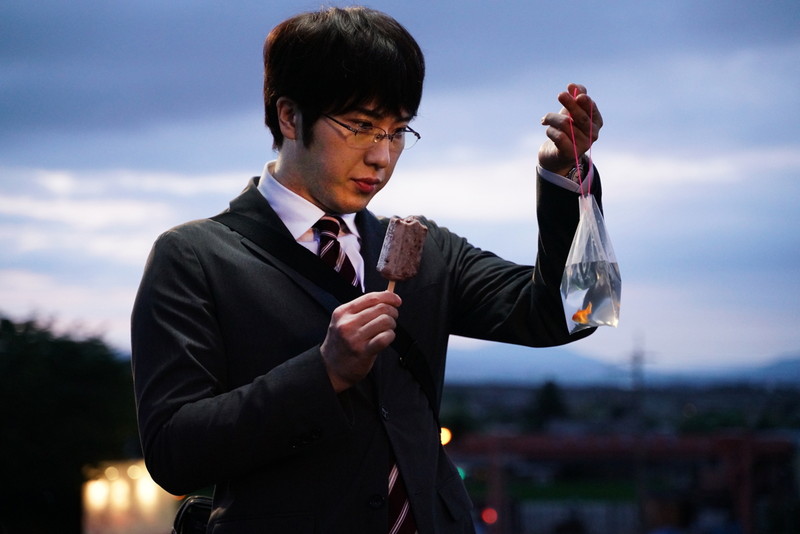 尾上松也、金魚すくいに真剣な表情　撮影前には道場で練習　「すくってごらん」新場面写真