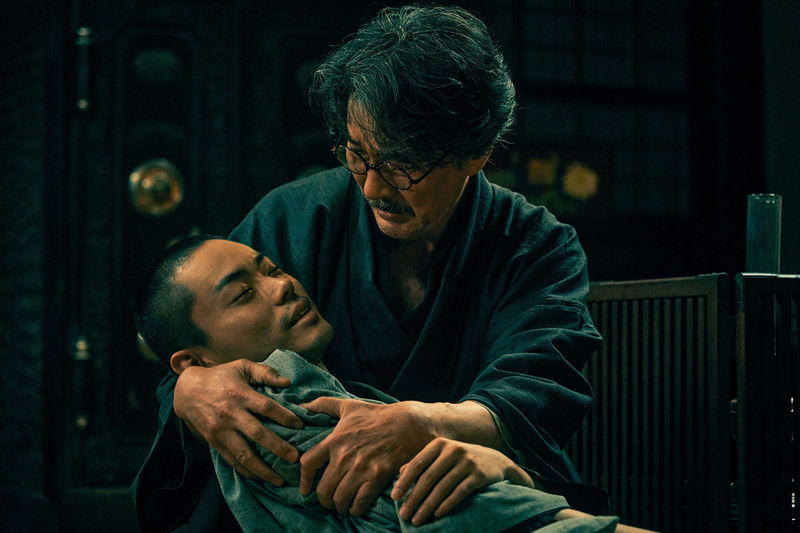 役所広司　涙ぐんで菅田将暉を抱きかかえる姿　人目もはばからず号泣する姿も　「銀河鉄道の父」場面写真