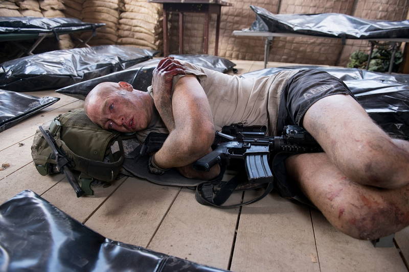 銃を抱いて寝る兵士　全方位を敵に囲まれた過酷な状況　鬼気迫る兵士たちの表情　「アウトポスト」場面写真