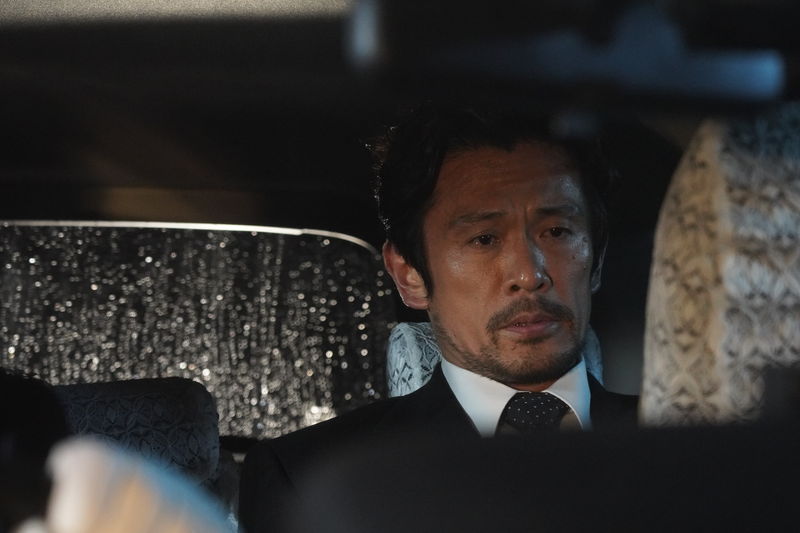 内野聖陽　春画について熱く解説　笑いながら執筆に励む姿も　春画研究者役　「春画先生」場面写真