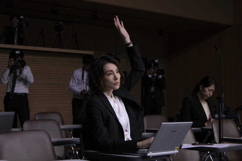 米倉涼子　権力の不正をとことん追及する鋭い視線　Netflix「新聞記者」場面写真