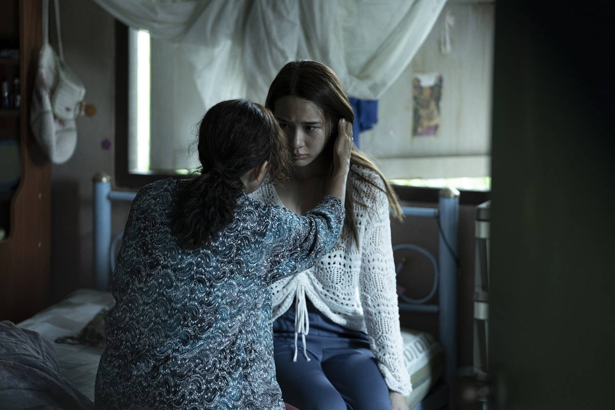 祈祷師たちが全身全霊で儀式　何かに取り憑かれた娘のため　「女神の継承」場面写真