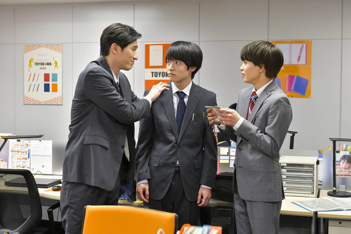 赤楚衛二＆町田啓太　初詣で互いの幸せを願う　遠距離恋愛ですれ違う姿も　映画「チェリまほ」場面写真