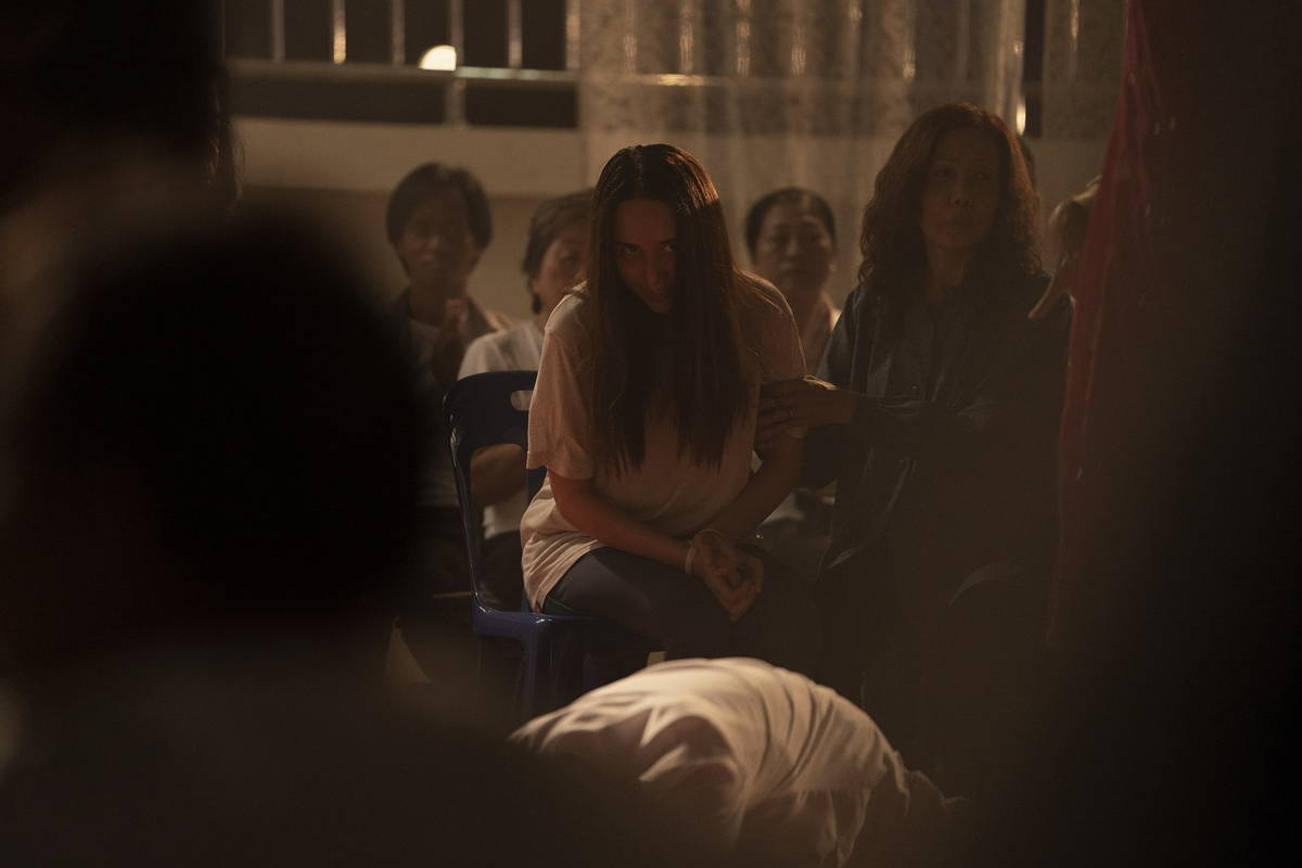 祈祷師たちが全身全霊で儀式　何かに取り憑かれた娘のため　「女神の継承」場面写真