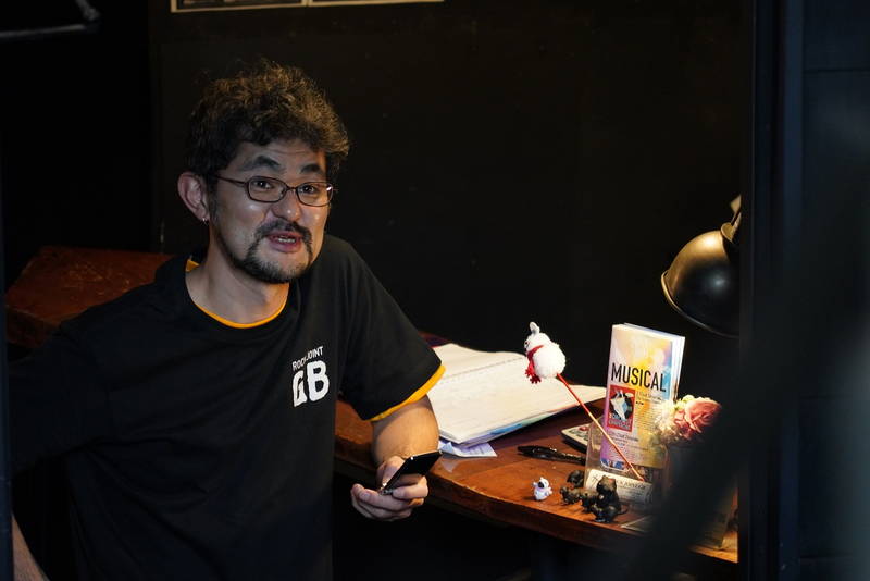 左利きの松坂桃李　右利きでのベース演奏シーンに苦戦　映画「あの頃。」メイキング写真