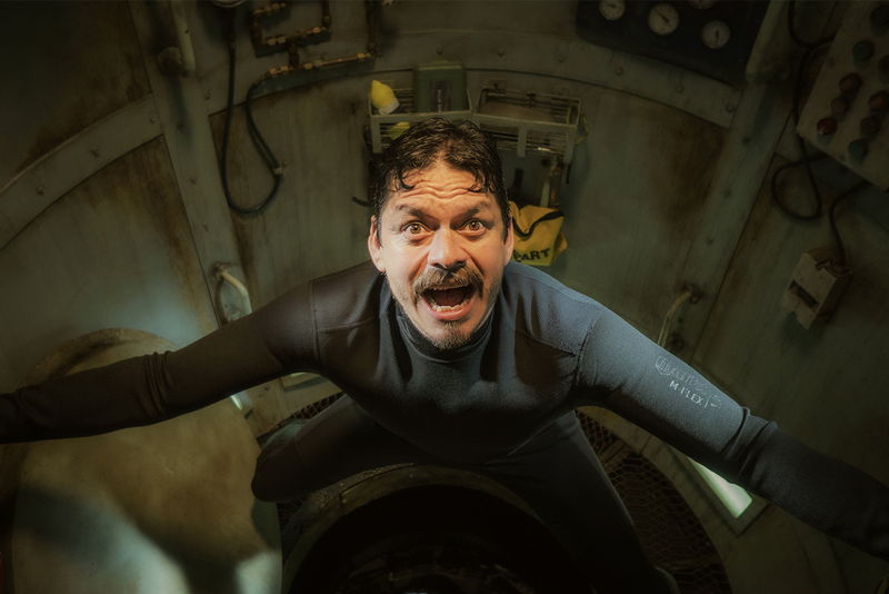 キバをむいて、海中で人間に迫る超巨大ザメ　「ブラック・デーモン」場面写真
