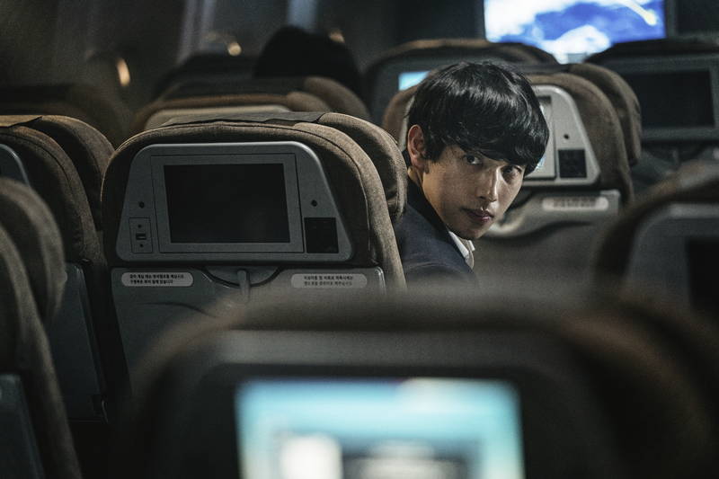 バイオテロに巻き込まれる飛行機　解決のため奔走する刑事　娘守ろうとする父親　「非常宣言」場面写真