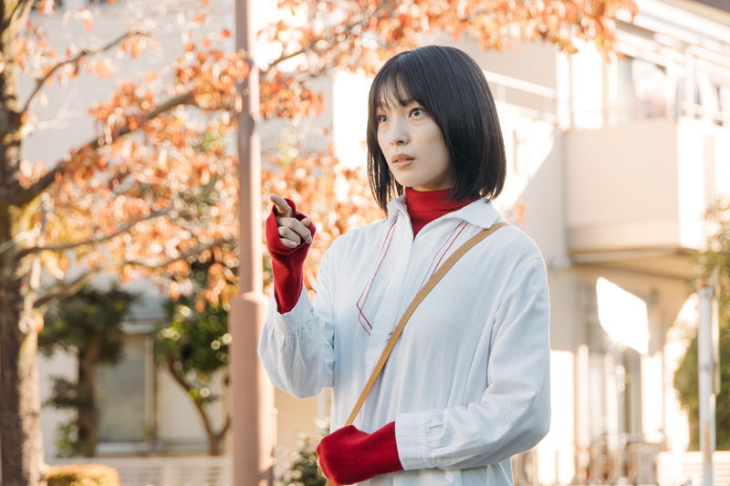 UFOの飛行映像を撮影する倉悠貴と芋生悠　木の葉を道に並べる姿も　「こいびとのみつけかた」場面写真